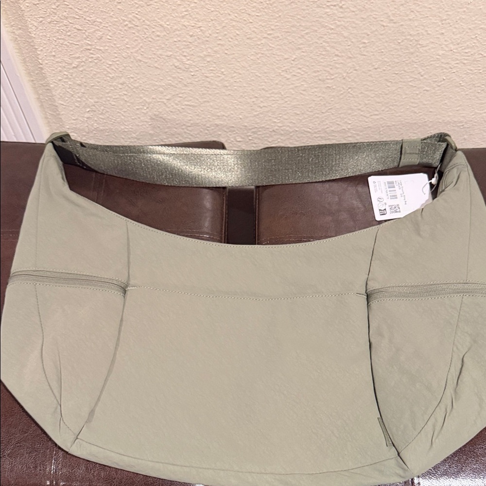 Large slouchy sling Women's Bag 13L
Bay leaf color - Picture 2 of 2
